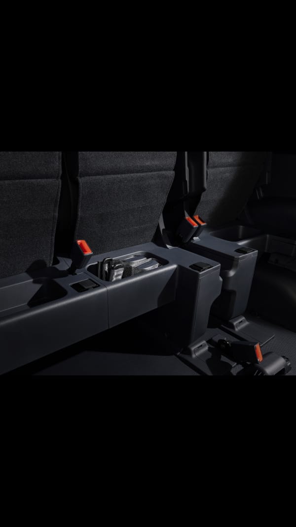 Fondraum des Kia PV5 WAV mit cleverer Mittelbox und ordentlich verstauter Rückhalteausrüstung für sicheren, komfortablen Gebrauch.